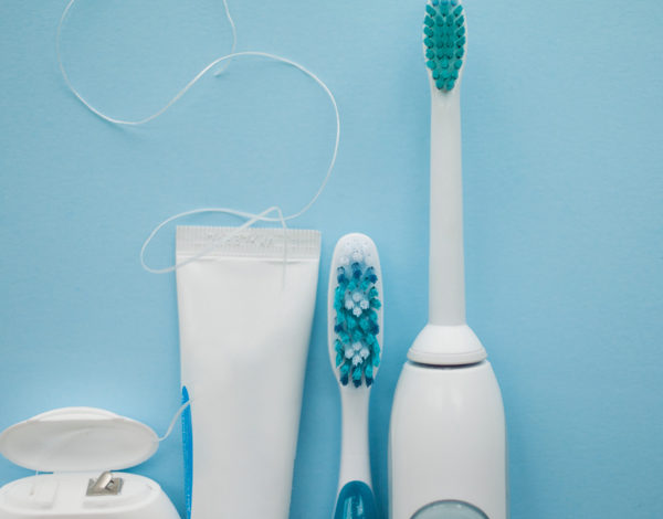 Zahnseide, Zahnpasta und Zahnbürste